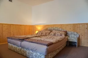 ložnice s dvojlůžkem a 2 lůžky