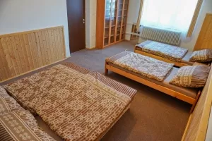 ložnice s dvojlůžkem a 2 lůžky