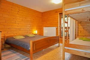 ložnice s dvojlůžkem a patrovou postelí  + společný balkon