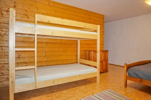 ložnice s dvojlůžkem, patrovou postelí a 2 přistýlkami + společný balkon