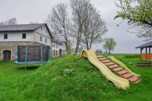 2 skluzavky a trampolína