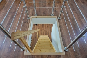 příkré schody do podkrovní ložnice