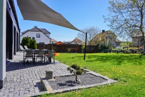 terasa s posezením a a stínící plachtou