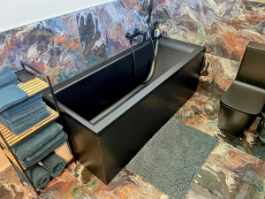 koupelna s vanou, umyvadlem a WC