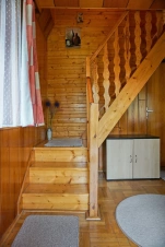 z obytného pokoje vedou schody do podkroví