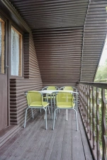 z 2-lůžkové ložnice v podkroví se vchází na balkon s posezením