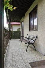 terasa s lavičkou při vstupu do chaty