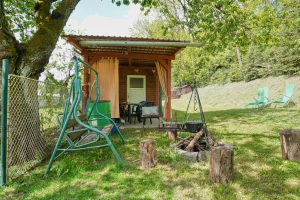 houpací lavice, gril a ohniště se špalky a kotlíkem na guláš