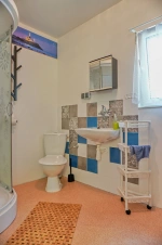 koupelna se sprchovým koutem, umyvadlem a WC