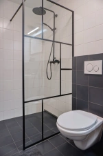 koupelna se sprchovým koutem, umyvadlem a WC