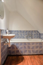 koupelna s vanou, umyvadlem a WC