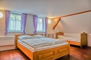 ložnice s dvojlůžkem a 2 lůžky