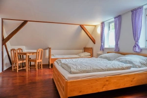 ložnice s dvojlůžkem a 2 lůžky