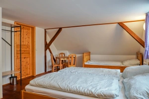 ložnice s dvojlůžkem a 2 lůžky