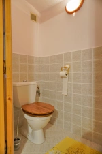 koupelna se sprchovým koutem, umyvadlem a WC