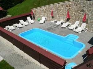 na pozemku penzionu se nachází zapuštěný bazén (7,5 x 3 m)