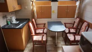 Lovecký apartmán - kuchyňka s jídelním koutem