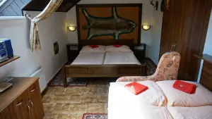 Lovecký apartmán - obytná ložnice s dvojlůžkem a rozkládacím gaučem 