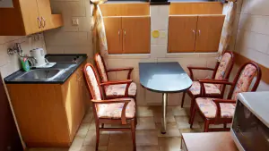 Lovecký apartmán - kuchyňka s jídelním koutem