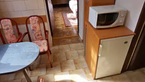 Lovecký apartmán - lednička a mikrovlnná trouba v kuchyňce
