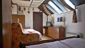 Lovecký apartmán - obytná ložnice s dvojlůžkem a rozkládacím gaučem