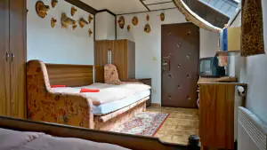 Lovecký apartmán - obytná ložnice s dvojlůžkem a rozkládacím gaučem 