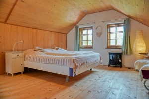 otevřená podkrovní ložnice - dvojlůžko, 2 lůžka a el. kamna