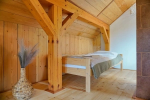 otevřená podkrovní ložnice - dvojlůžko, 2 lůžka a el. kamna