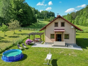 nadzemní bazén (Ø 3 m, hloubka 0,75 m, v provozu od 15. 6. do 15. 9.)