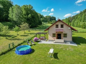 nadzemní bazén (Ø 3 m, hloubka 0,75 m, v provozu od 15. 6. do 15. 9.)