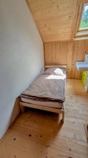 otevřená podkrovní ložnice - dvojlůžko, 2 lůžka a el. kamna