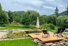 přírodní koupací jezírko (7&nbsp;m x 3&nbsp;m, hloubka 1,8&nbsp;m) 