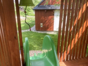 skluzavka, 3 houpačky, pískoviště a lezecká stěna