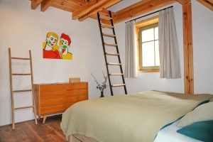 průchozí ložnice s dvojlůžkem