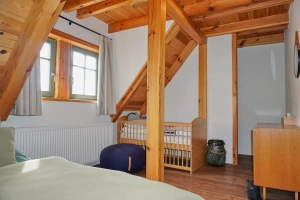 ložnice s dvojlůžkem a šatnou
