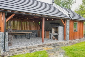 zastřešená pergola s posezením, zahradním krbem a zahradní kuchyní (dřez s teplou vodou)