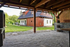 zastřešená pergola s posezením, zahradním krbem a zahradní kuchyní (dřez s teplou vodou)