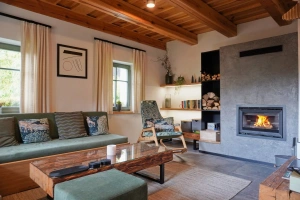 obývací místnost - sedací souprava, TV a krb