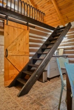 obytný pokoj - schody do podkrovní galerie