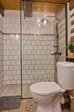 koupelna se sprchovým koutem, umyvadlem a WC