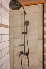 koupelna se sprchovým koutem, umyvadlem a WC