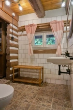 koupelna se sprchovým koutem, umyvadlem a WC