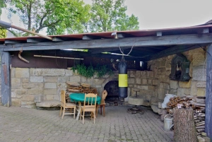 zastřešené posezení u zahradního krbu