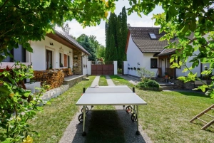 apartmán Protivec se nachází vlevo, chalupa majitele vpravo