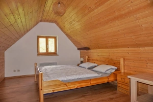ložnice s dvojlůžkem v podkroví