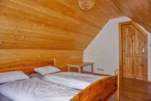 ložnice s dvojlůžkem v podkroví