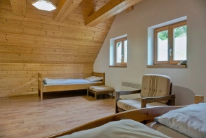 ložnice s dvojlůžkem a lůžkem v podkroví