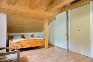 ložnice s dvojlůžkem a lůžkem v podkroví