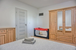 ložnice s dvojlůžkem a dětskou postýlkou