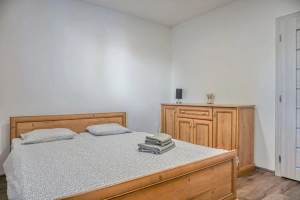 ložnice s dvojlůžkem a dětskou postýlkou